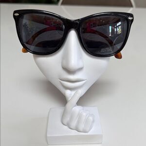 Vintage 1970s Deadstock Tortoise Shell Arm Black Wayfarer Sunglasses